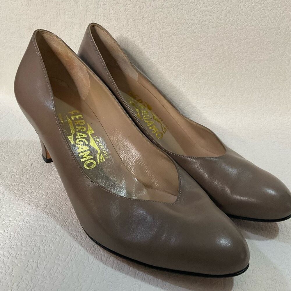 Salvatore Ferragamo 1129 Women 7,5 Beige Leather Pump Heel Shoe Career Business - Picture 4 of 13